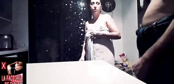  Sale de la ducha vestida solo con una toalla y desnuda, quiere que su marido la empotre en la cocina y le chupe los pies